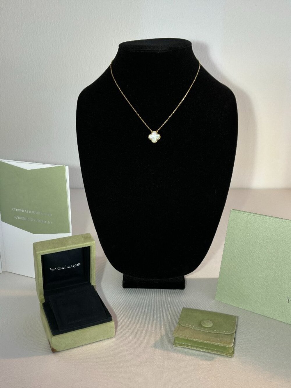 an Cleef & Arpels Alhambra Vintage Pendant yellow gold/ white mother-of-pearl
